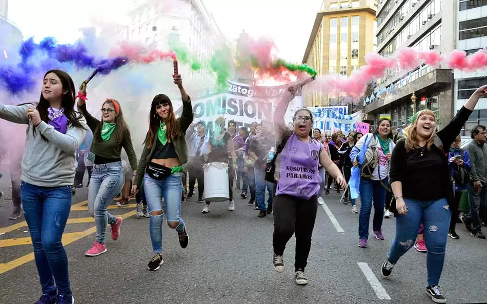 ¿DÓNDE ESTÁN LAS FEMINISTAS CUANDO EL AJUSTE YA NO ES SIMBÓLICO SINO ESTRUCTURAL?