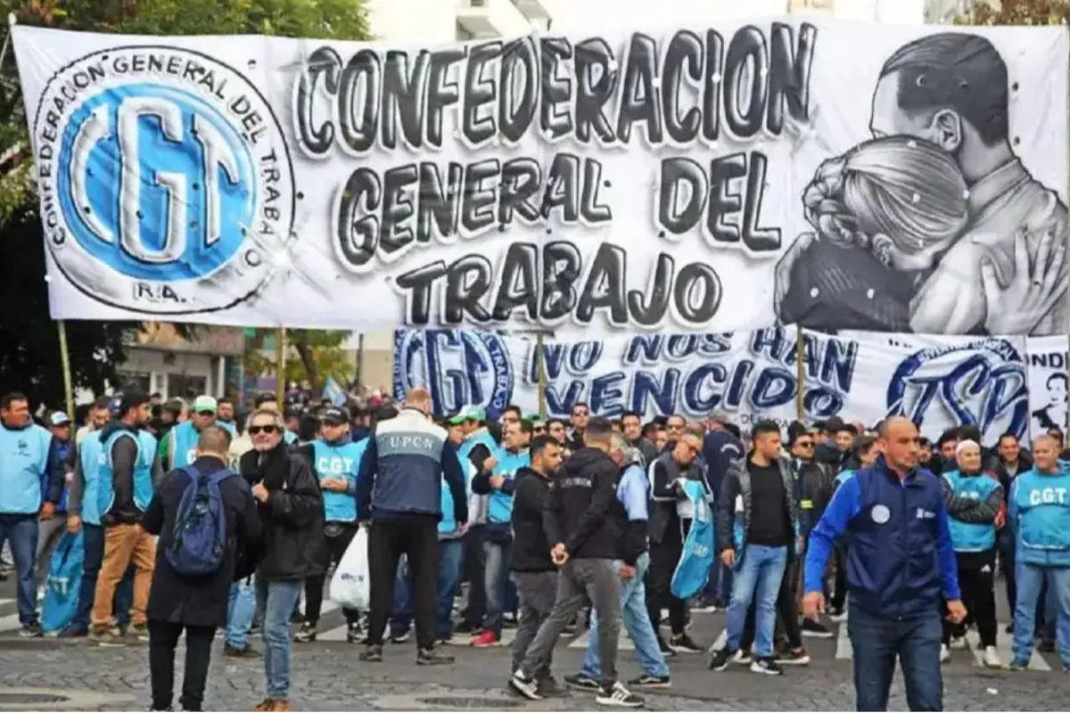 Con el transporte paralizado y el Congreso blindado, el oficialismo impone la reforma laboral mientras la CGT mira desde el palco
