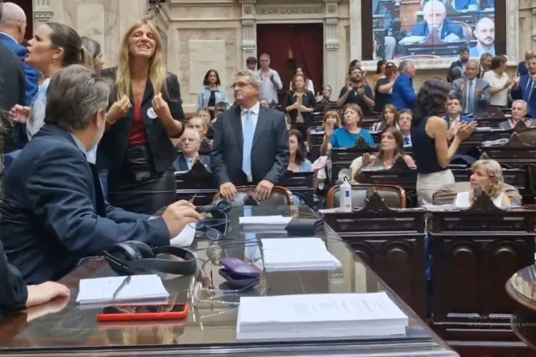 “Mandrilandia”, Carignano desconectando cables y una votación a mano alzada que hizo estallar el recinto