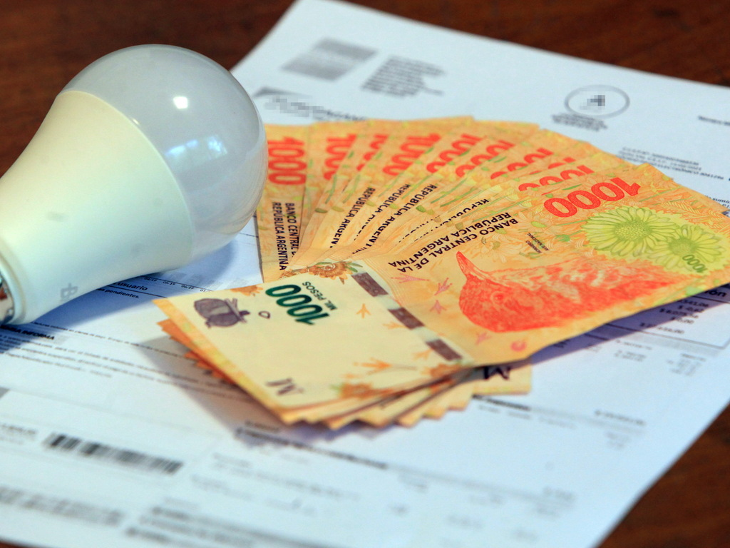 Tarifazo silencioso: los servicios se disparan 10 puntos por encima de la inflación y una familia ya paga casi 200 mil pesos