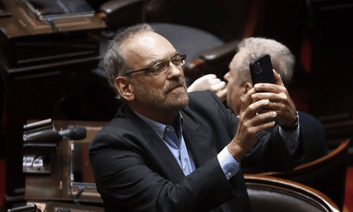 A Bélgica… con la nuestra: Fernando Iglesias, el tuitero mayor, ahora embajador (y no, no es un castigo, es un premio).