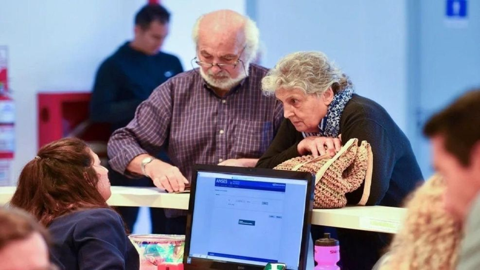 A jubilarse a los 70 (si llegás vivo): la reforma previsional que viene a “salvar” el sistema mientras los abuelos se mantienen con mate y galletitas