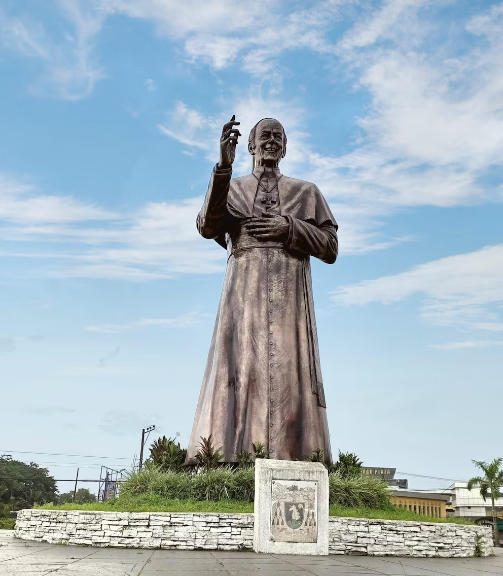 El legado de concreto y el rastro de sangre: las 16 denuncias que derriban la estatua del obispo Stehle en Ecuador