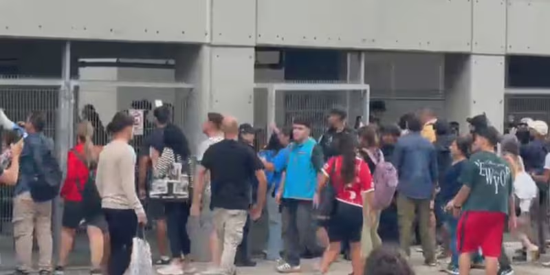 Vecinos irrumpen en edificio evacuado tras derrumbe en Parque Patricios