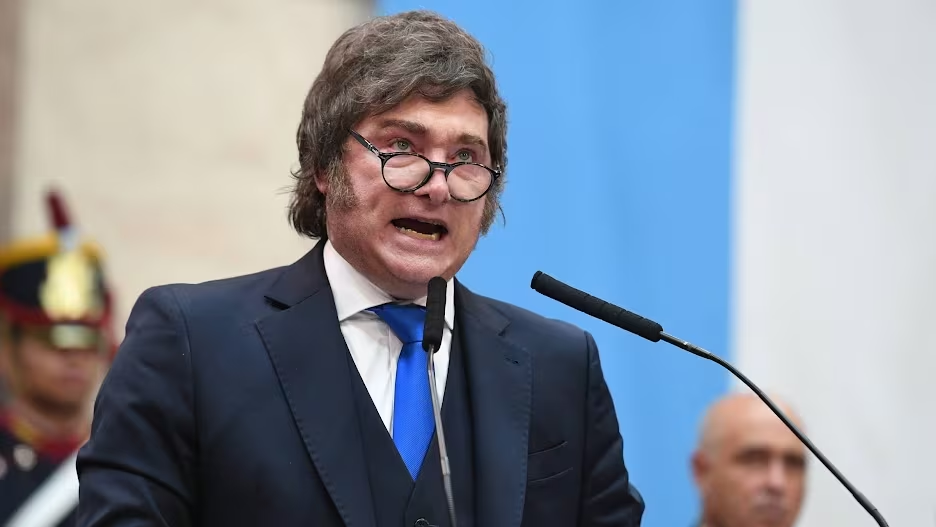 Milei ordena absorber pesos pese a las presiones por reactivar la economía