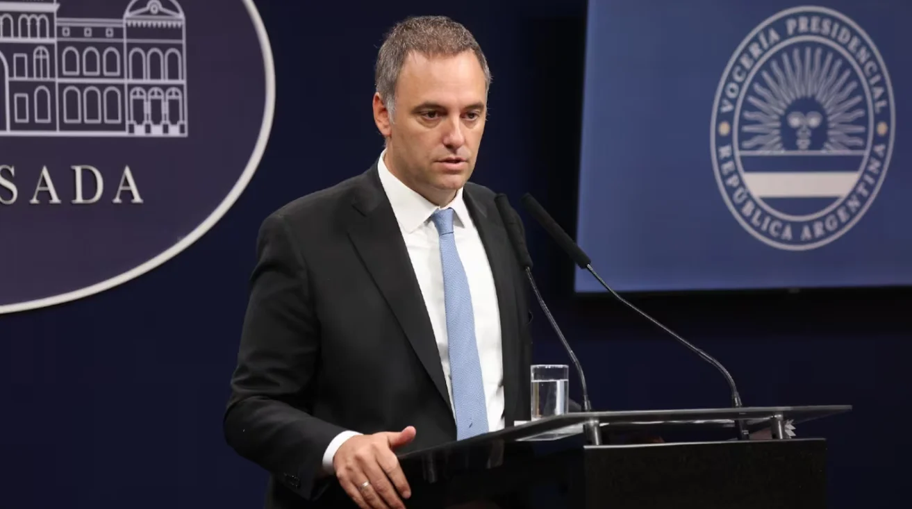 Adorni bajo sospecha: contratos millonarios y la sombra de Tecnópolis