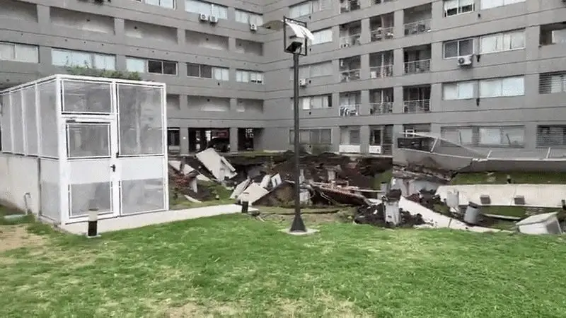 Derrumbe en Parque Patricios: 300 familias evacuadas, 66 autos aplastados y una investigación por «estrago» que apunta a la constructora