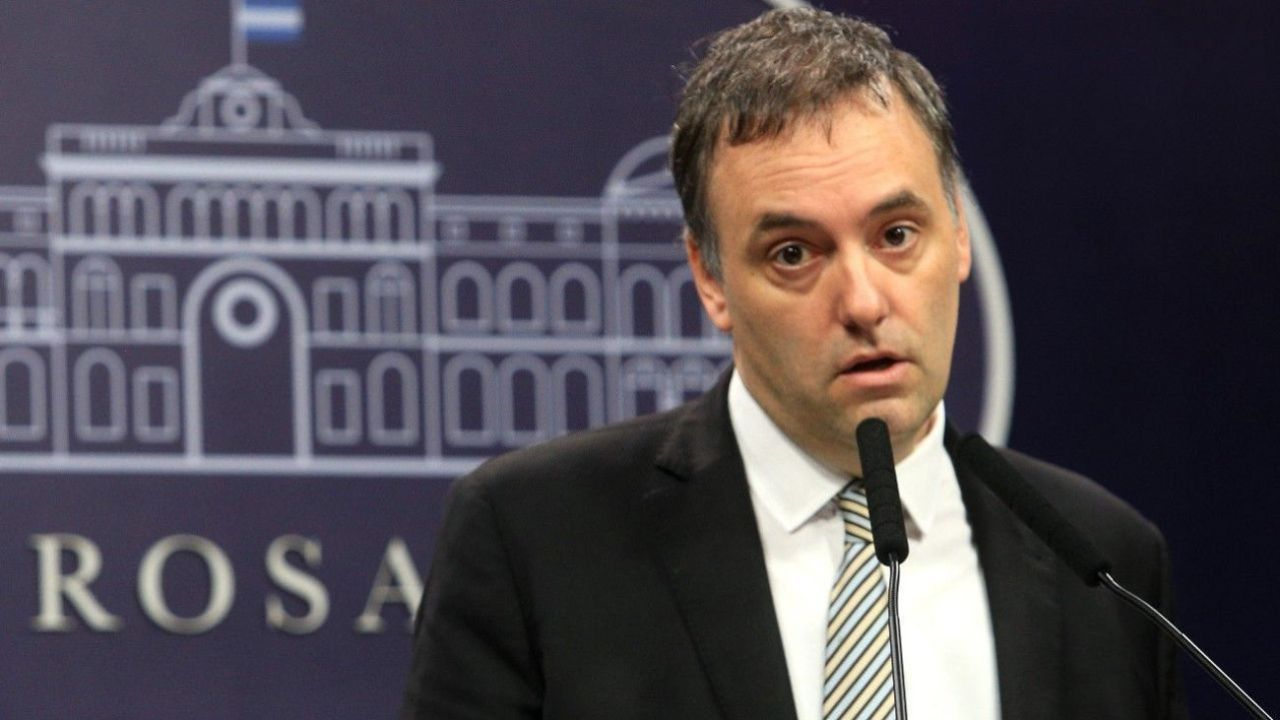 “Sos apenas un periodista, no un juez”: el piloto que facturó el viaje de Adorni declaró, la productora está bajo la lupa y él se hizo el ofendido