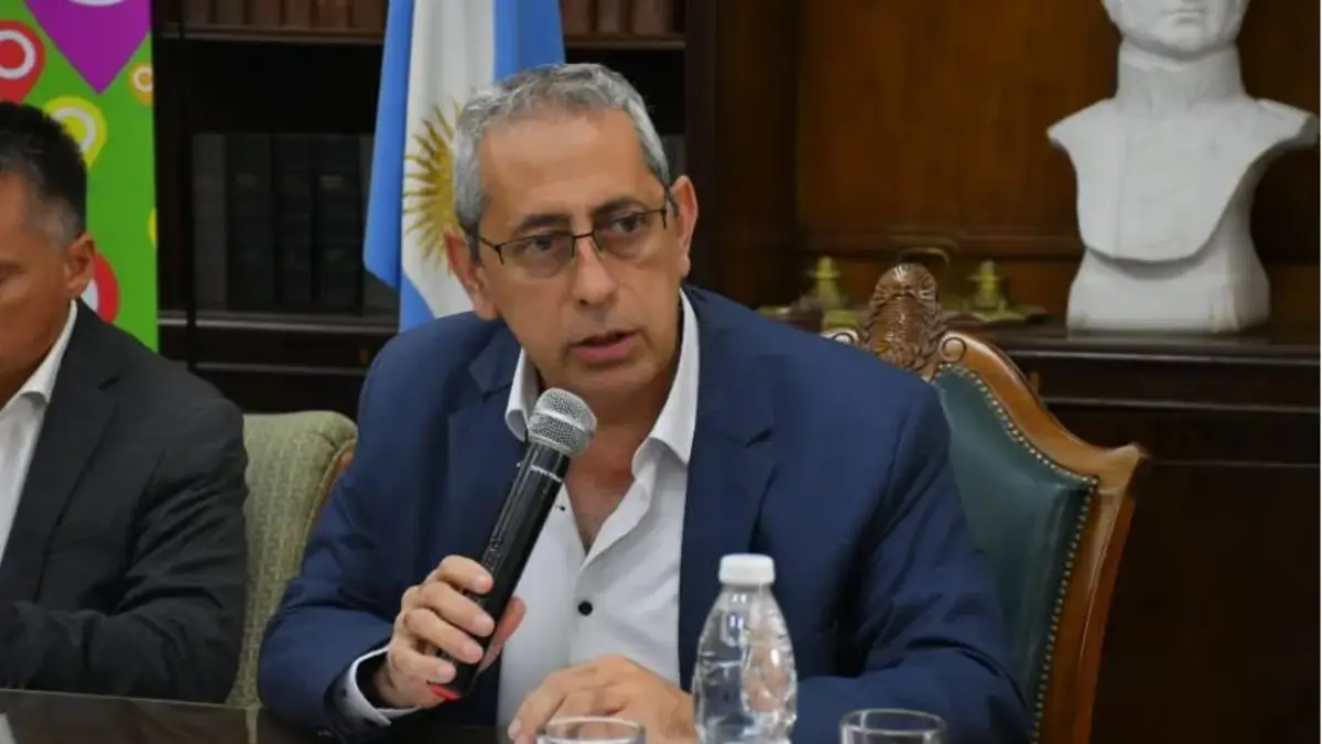 “El sueldo no se toca”: la docencia correntina le movió el piso al ministro, lo rajaron, y mientras tanto Nación le tiró 8 mil palos verdes al gobernador amigo
