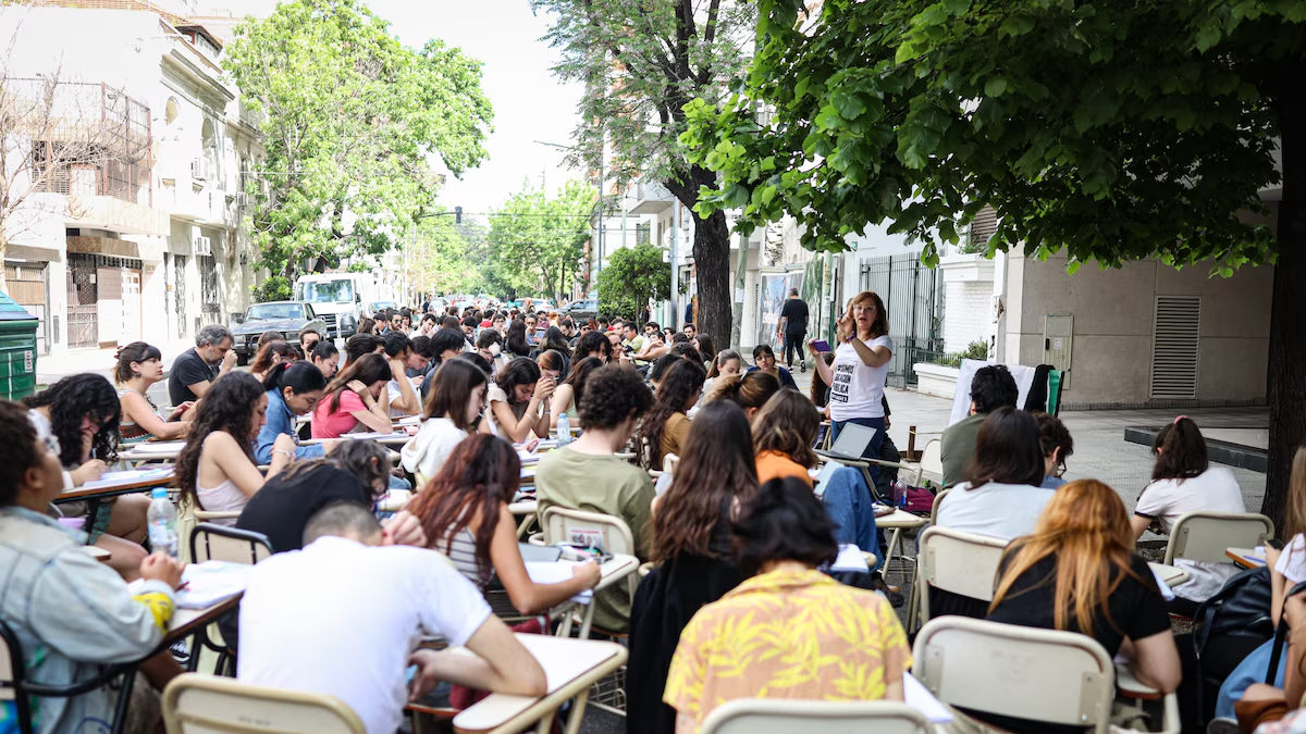 Clase pública en la puerta de Adorni: los docentes de la UBA le dan una lección de ética al jefe de Gabinete que no sabe qué es la pobreza