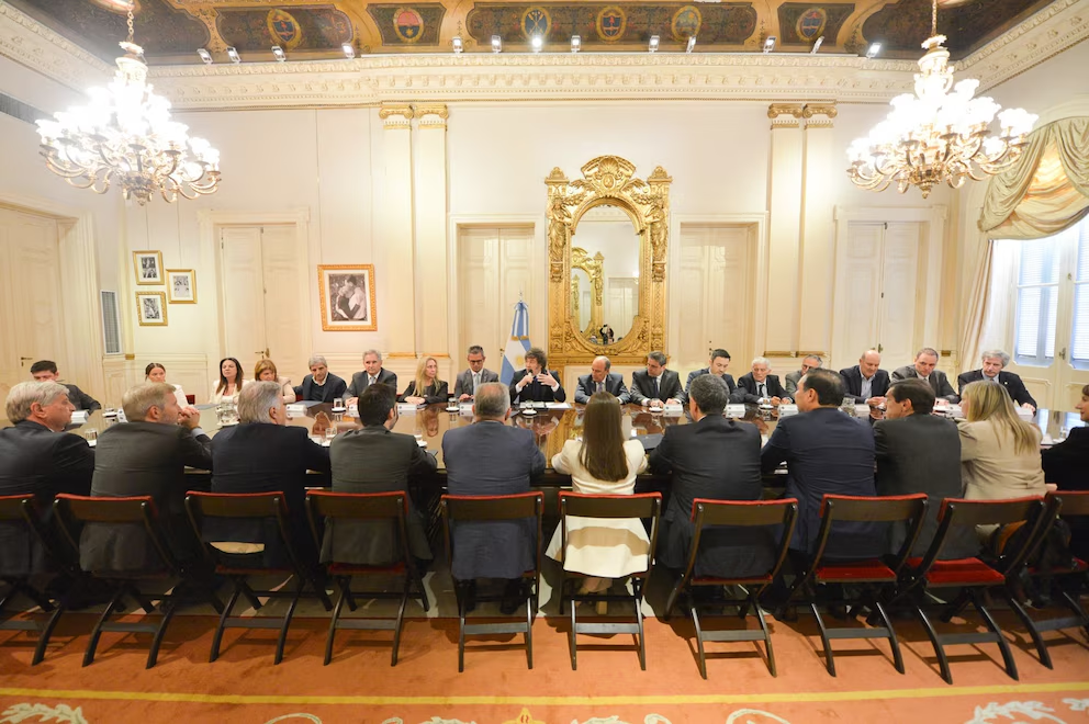 Milei se lleva a los gobernadores a Nueva York como si fueran trofeos, mientras la economía escupe sangre y la CGT se hace la paja mental