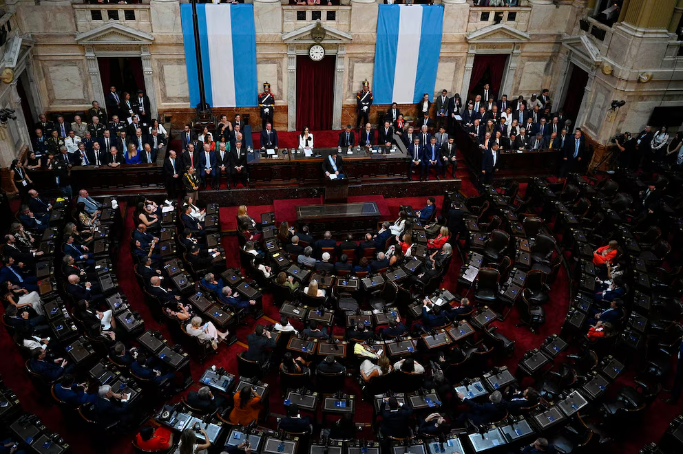 La oposición va al Congreso a escuchar a Milei con la misma actitud que un hijo a escuchar los retos del padre: cabizbajos y sin responder