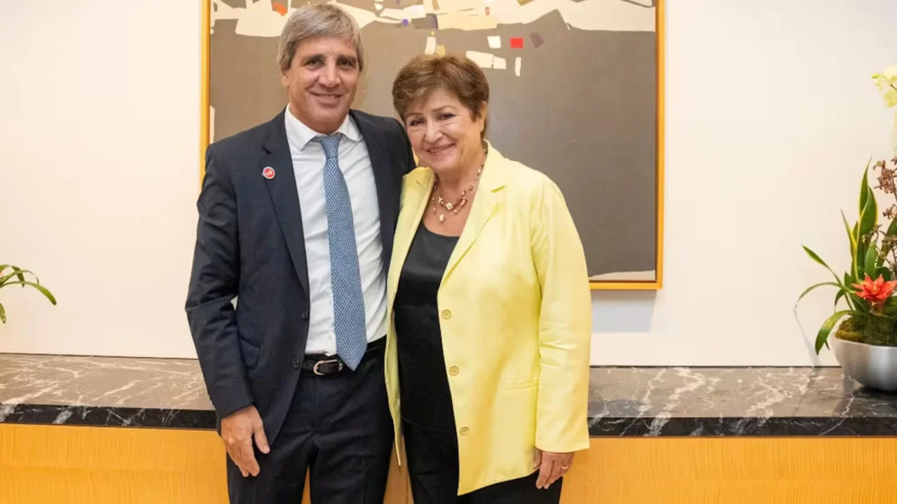 Caputo se reunió con Georgieva en el FMI: otro desembolso de 1.000 millones para seguir endeudando al país