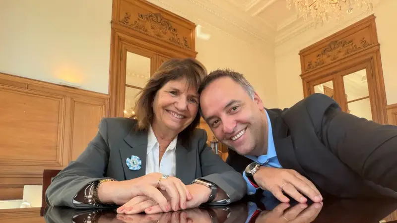 Ni lo salva ni lo entierra: Bullrich esquiva a Adorni mientras calibra su propio salto en 2027