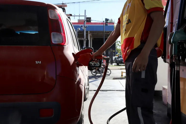 La nafta  sube 542% y $6,1 billones sin obras: 150 intendentes presionan por bajar los combustibles