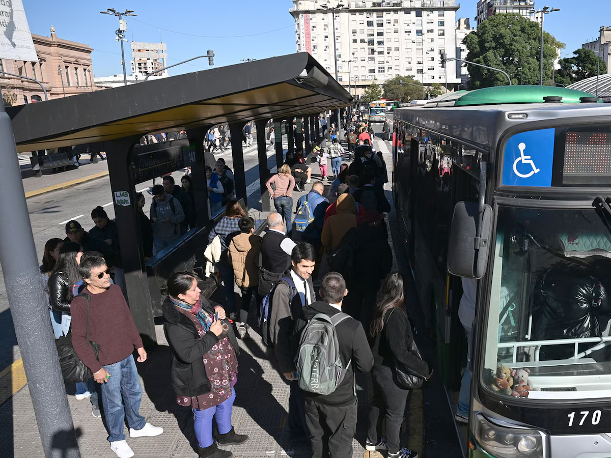 El Gobierno paga deuda a empresas de colectivos, pero el aumento del gasoil mantiene en crisis el servicio