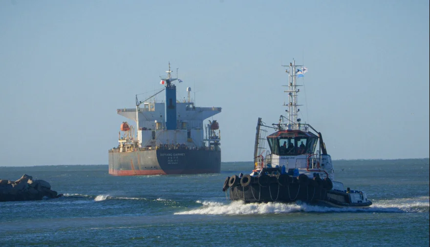 Eliminan el practicaje y crece el conflicto: empresarios advierten más costos y riesgo ambiental