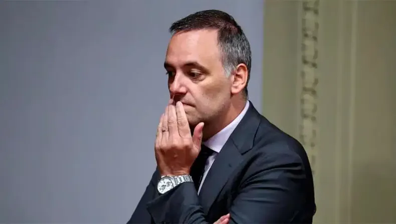 El rompecabezas Adorni: viajes de lujo y números que no cierran