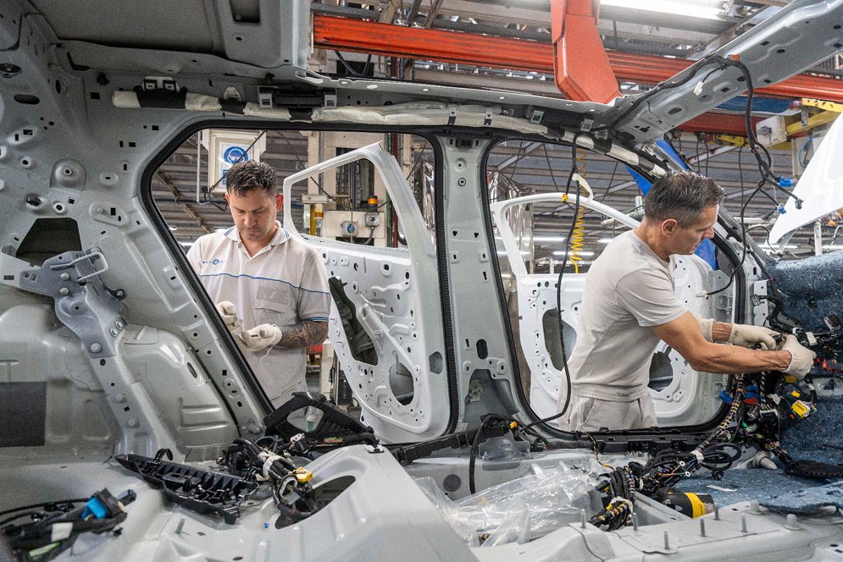 Despidos en la industria automotriz: Clapp echa al 50% del personal por la caída en Peugeot