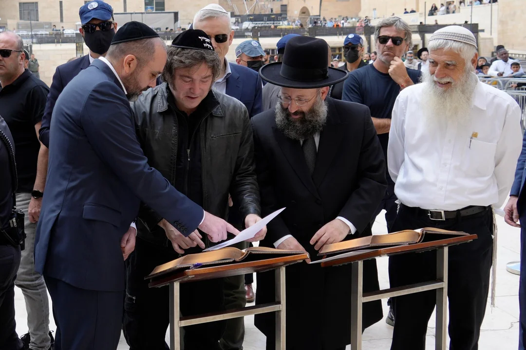 Milei aterrizó en Israel, lloró en el Muro y se prepara para recibir otra medalla.