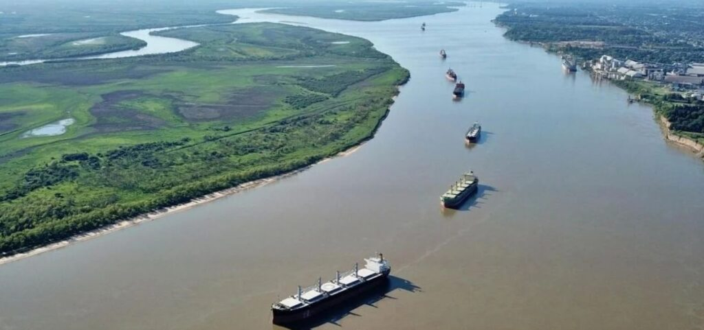 Milei entrega la Hidrovía y dos gigantes extranjeros pelean por el negocio del Paraná