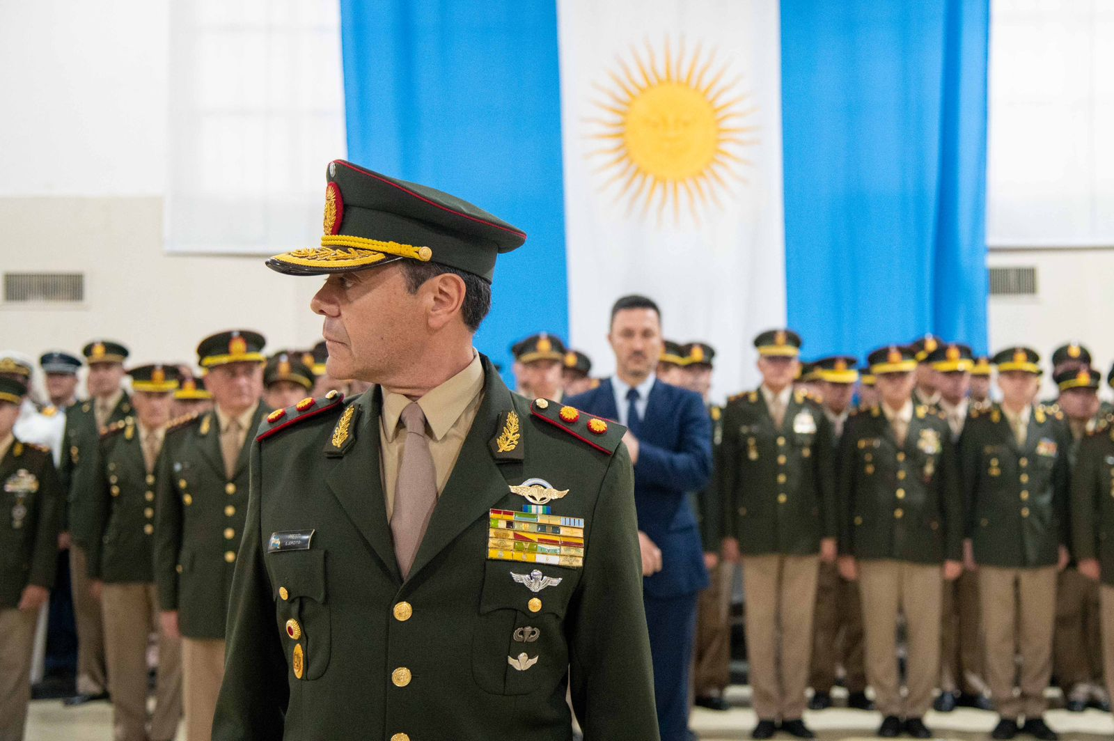 La revolución libertaria llegó al trueque militar: membrillo por repuestos