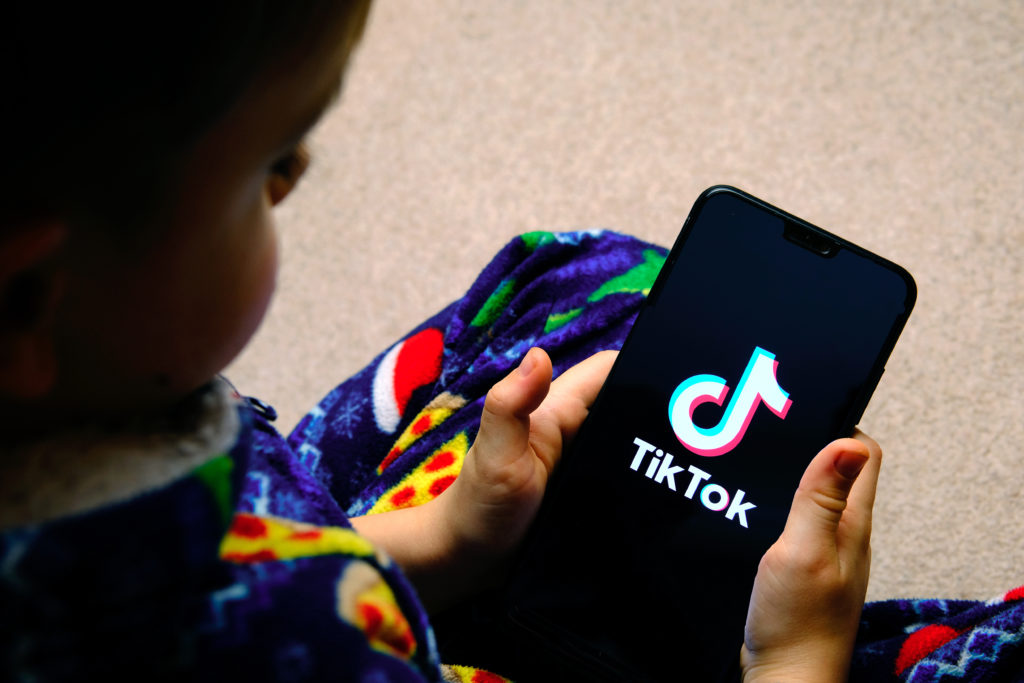 TikTok, el nuevo bazar de la pedofilia: la red social se convirtió en el punto de encuentro de una comunidad de 1.300 depredadores detectados en solo 50 videos