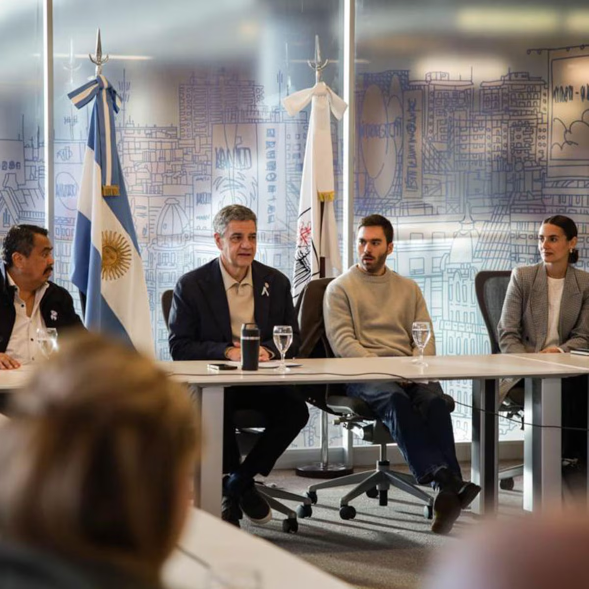 Uber entra al sistema porteño: Jorge Macri flexibiliza taxis y endurece requisitos para las apps
