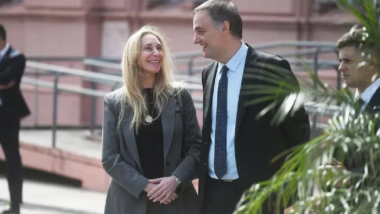 Karina llamó a Menem y en la Rosada ya preparan el velorio político de Adorni