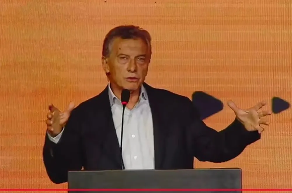 Macri junta viudas libertarias mientras Milei administra un velorio político