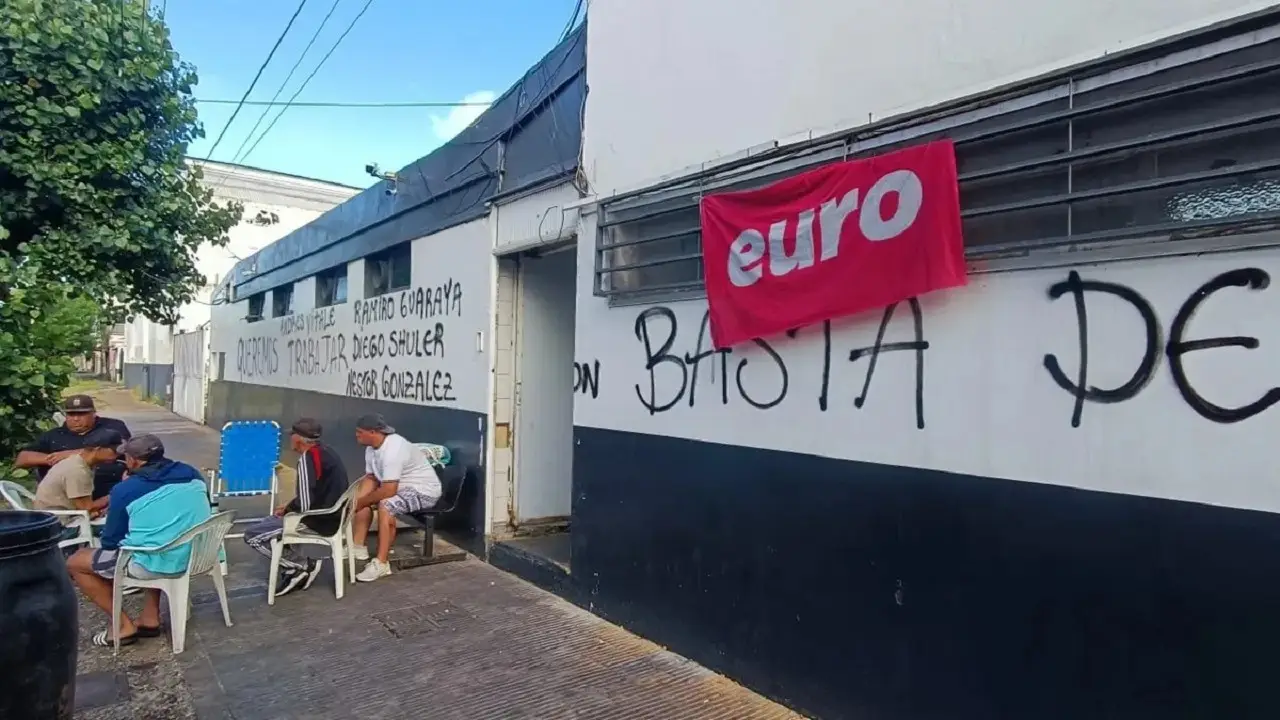 Milei hundió un frigorífico en Santa Fe y 13 familias sobreviven adentro de la planta