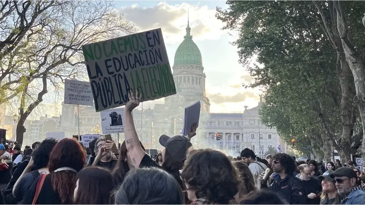  Milei le recorta $78.000 millones a la educación horas antes de la marcha universitaria: «No hay plata», dice, pero para los estudiantes siempre sobra