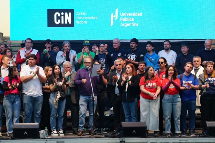 Marcha universitaria masiva: salarios docentes en su nivel más bajo en 23 años y un Gobierno que responde con un comunicado y una calculadora trucha