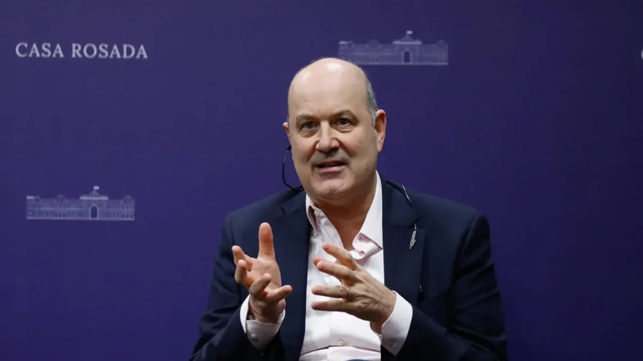 Sturzenegger se enojó con la ANMAT porque no le aprobaron un aerosol «anti mufa» para el Mundial