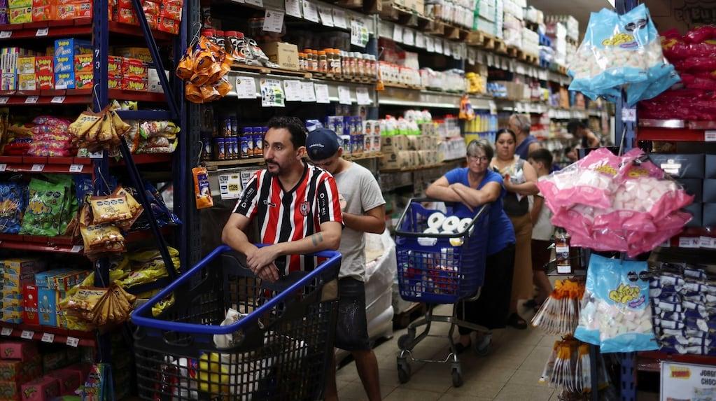 Bienvenido a mayo: todo sube y el bolsillo se encoge mientras el gobierno dice que «lo peor ya pasó»
