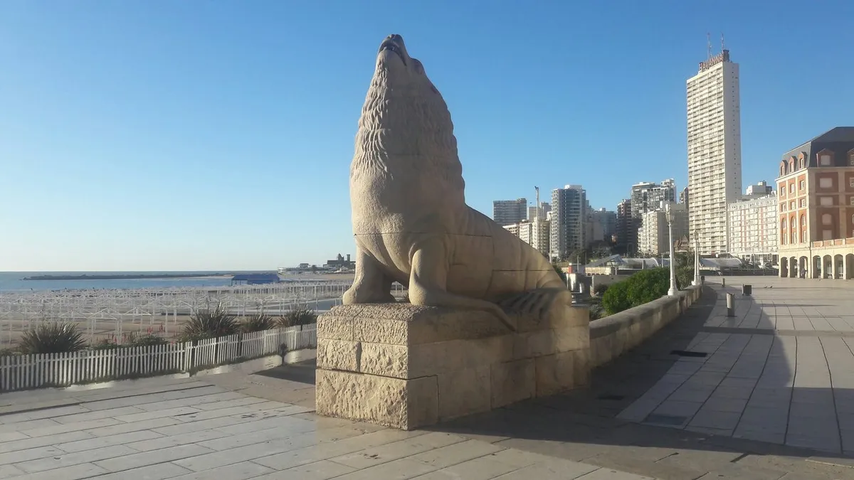 Mar del Plata, el espejismo turístico: 40 persianas bajas en dos meses, 400 familias en la calle y el relato oficial hecho trizas