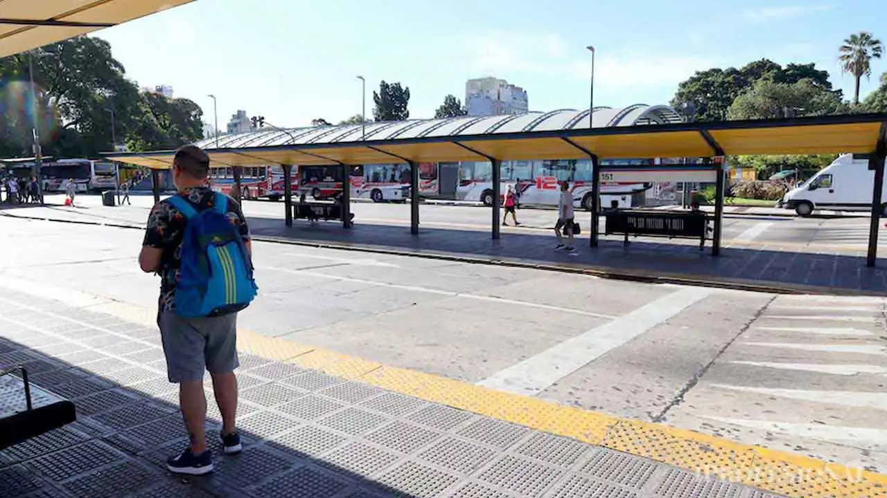Colectivos al borde del paro: el Gobierno ofrece 0% de aumento y crece la tensión con la UTA