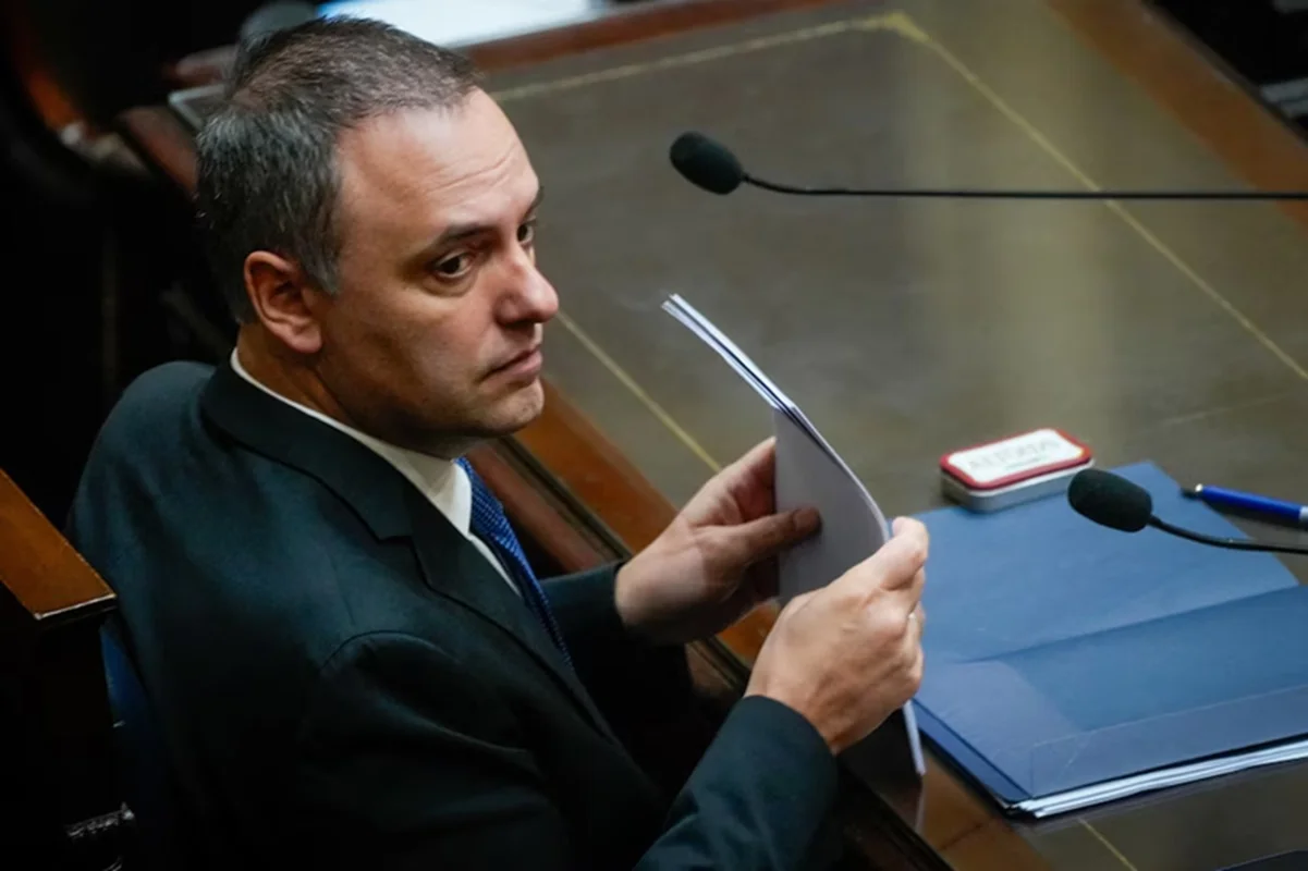 Adorni ya no tiene oposición: tiene cola para empujarlo