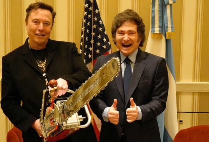 Milei le encontró el monopolio a Clarín después de regalarle el mercado a Musk