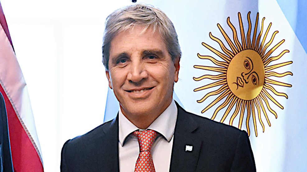 Caputo interviene por la ventana para frenar al dólar sin tocar las reservas