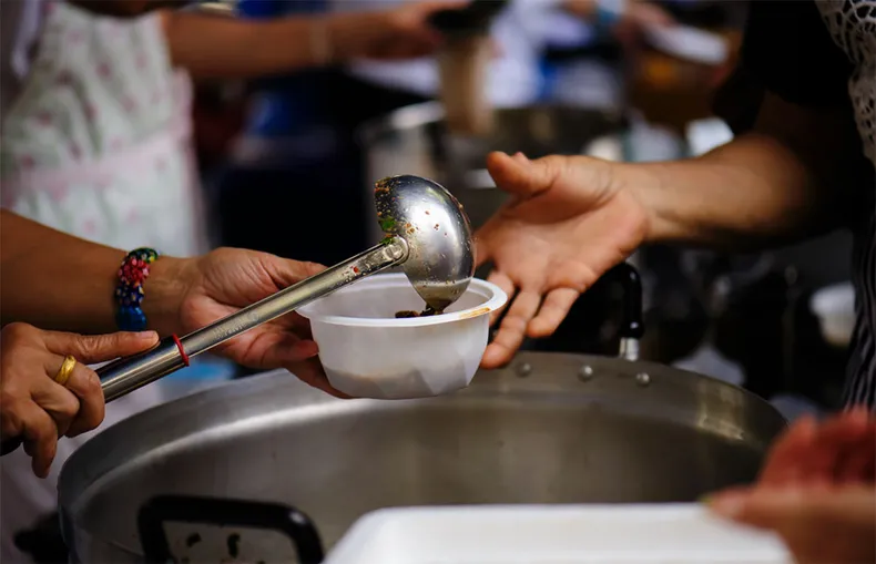 Inflación que baja, hambre que crece: el 77% de las familias ya resigna alimentos
