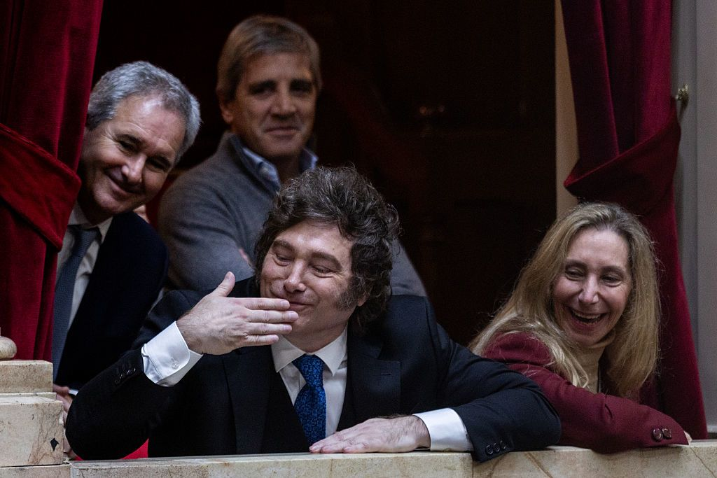 Milei amenaza con devolver a Adorni por la ventana si el Congreso lo echa por la puerta