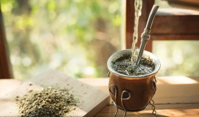 El mate ya no da de comer: la crisis yerbatera vacía chacras y concentra el negocio