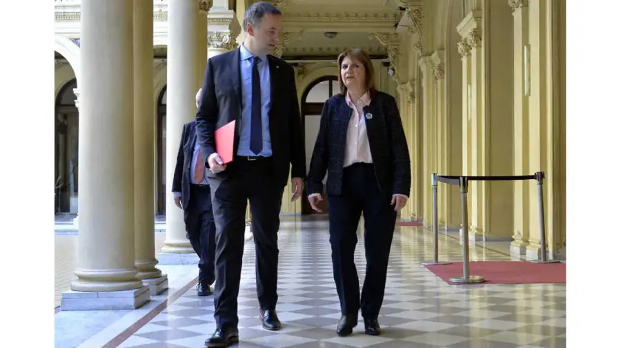 Patricia juega al «yo no fui» mientras le afila la guillotina a Adorni