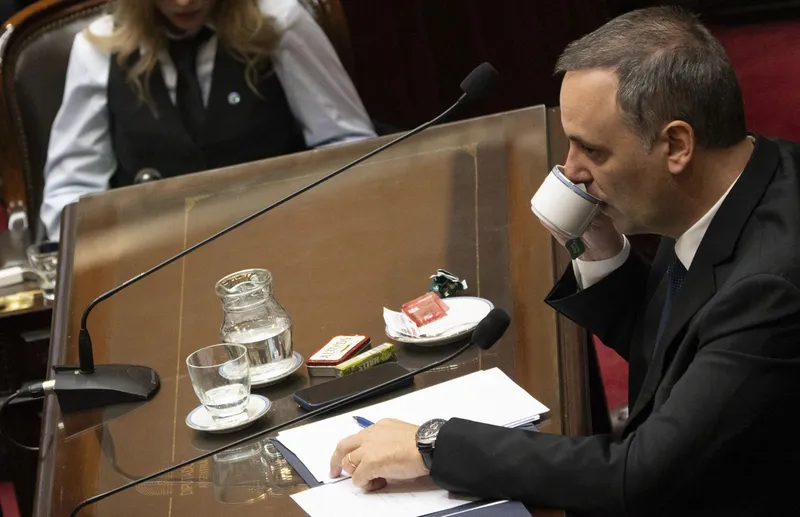 Adorni zafó por falta de quórum: la motosierra consiguió tiempo extra, no absolución