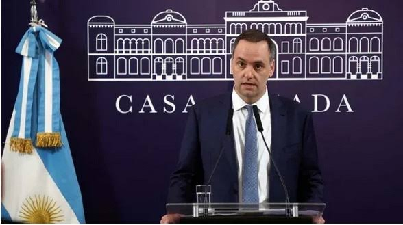 Adorni ya vacía los cajones: en la Rosada nadie pregunta si se va, sino quién se queda con la silla