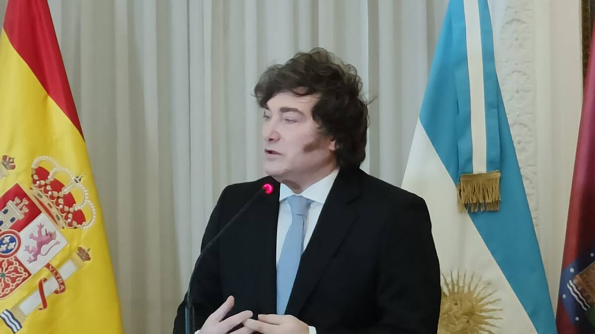 Desde Madrid, Milei descubrió que Adorni tiene garantía… pero con vencimiento judicial
