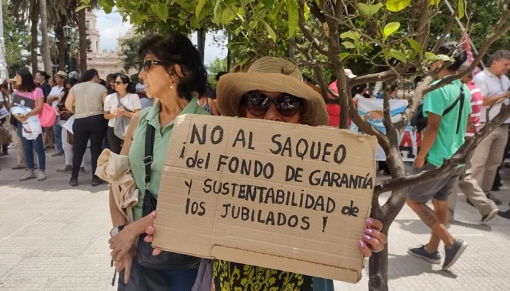 El negocio redondo de Caputo: compra acciones de empresas privadas con la plata de los jubilados mientras las prepara para venderlas al mejor postor