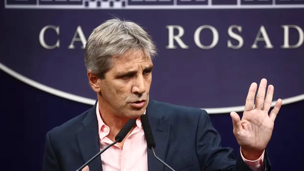 Caputo convirtió los remedios de los jubilados en bonos del Tesoro