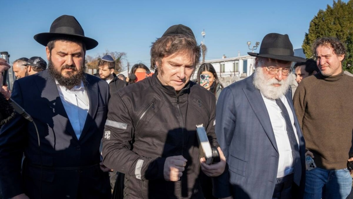 Milei arma un acto con un ex rehén de Hamas mientras el país se prende fuego: su agenda es con Israel, no con los argentinos